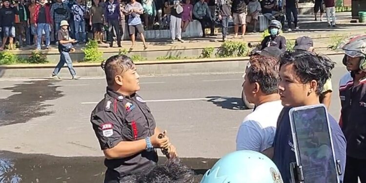Pria Bersajam Datangi Posko MPB, Tantang Massa Berujung Dikeroyok