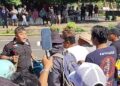 Pria Bersajam Datangi Posko MPB, Tantang Massa Berujung Dikeroyok
