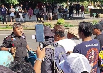Pria Bersajam Datangi Posko MPB, Tantang Massa Berujung Dikeroyok