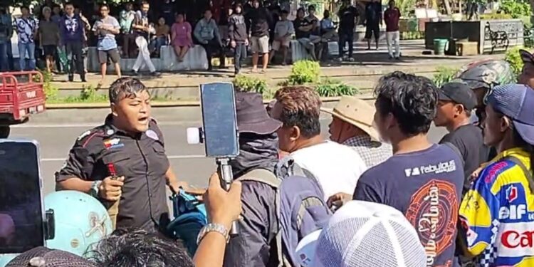 Pria Bersajam Datangi Posko MPB, Tantang Massa Berujung Dikeroyok