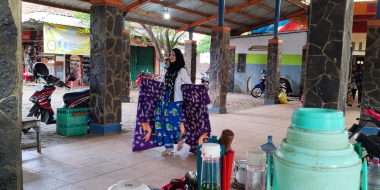 Peringati Hari Batik Nasional, Pasar Puri Pati Jadi Catwalk Dadakan