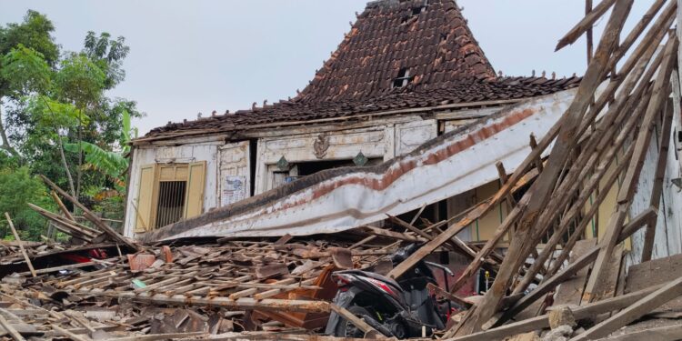 Rumah Tua di Tlogoharum Pati Tiba-Tiba Ambruk, Satu Orang Terluka