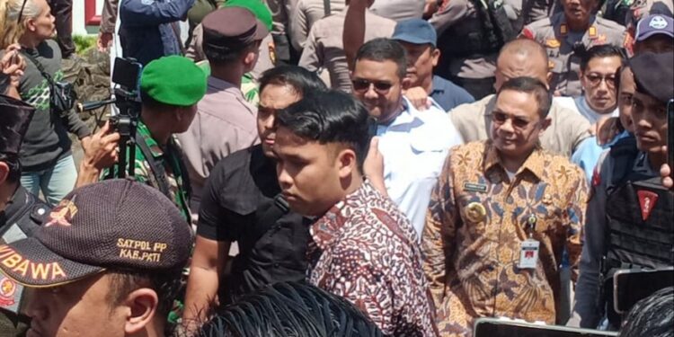 Bupati Sudewo Hadiri Rapat Pansus DPRD Pati Diantar Seratusan Pendukung