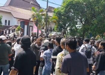 Hp Wartawan Pati Ditampel hingga Jatuh saat Liput Ricuh di Depan DPRD