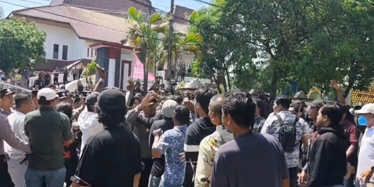 Hp Wartawan Pati Ditampel hingga Jatuh saat Liput Ricuh di Depan DPRD