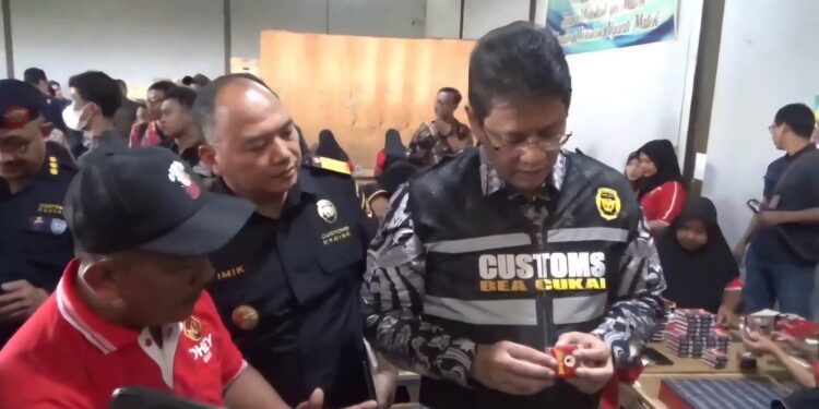 Menkeu Purbaya Tinjau Pabrik Rokok di Kudus, Pastikan Cukai Tak Naik