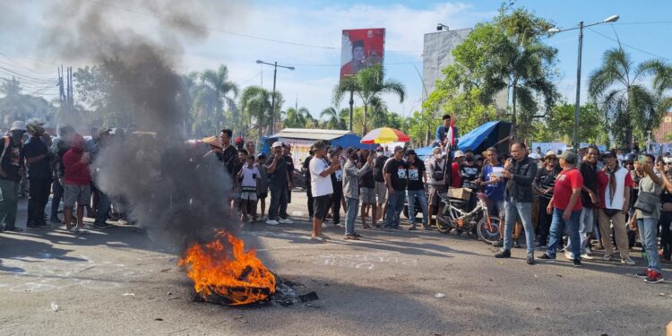 Warga Pati Tuntut Polisi Tangkap Pengeroyok dan Pembakar Rumah Koordinator MPB