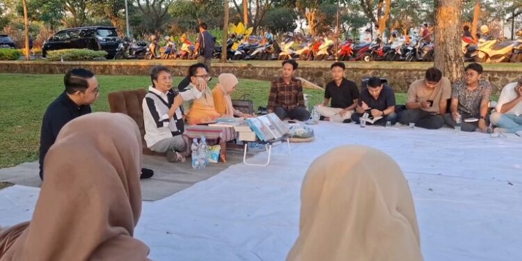 Lestari Moerdijat dan Anak Muda Kudus Diskusi Buku Kisah Pembebasan Sandra di Filipina