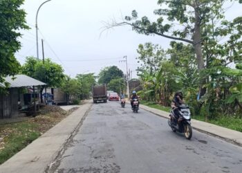 Warga Keluhkan Beda Tinggi Jalan Kayen-Sukolilo yang Sedang Diperbaiki
