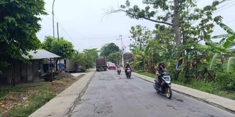 Warga Keluhkan Beda Tinggi Jalan Kayen-Sukolilo yang Sedang Diperbaiki