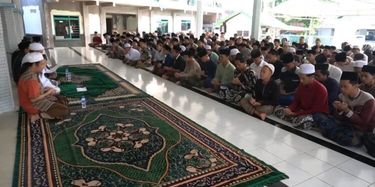 Ratusan Santri PP Al Qaumaniyyah Kudus Doakan Korban Ambruknya Musala PP Al Khoziny