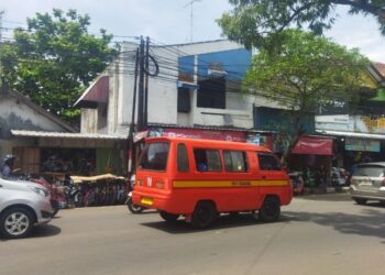 Meski Makin Sepi Penumpang, Angkot di Pati Tetap jadi Andalan Pelajar dan Pedagang