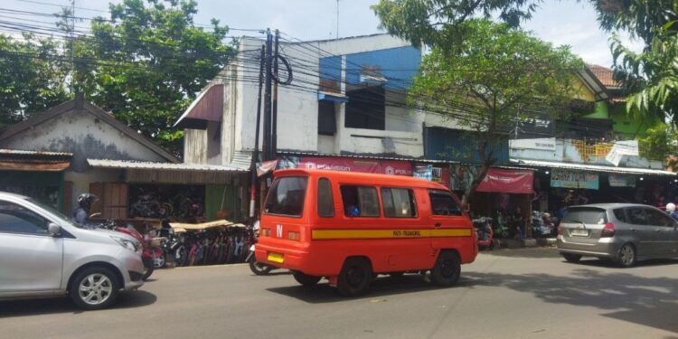 Meski Makin Sepi Penumpang, Angkot di Pati Tetap jadi Andalan Pelajar dan Pedagang