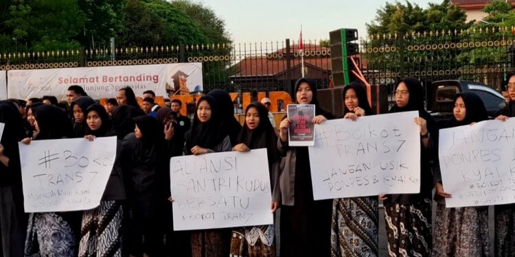 Ratusan Santri di Kudus Gelar Demo dan Istighosah Dukung PP Lirboyo