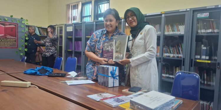 Lestari Moerdijat Sumbangkan Ratusan Buku ke Perpusda Kudus