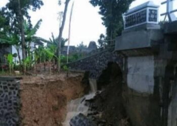 Baru Dibangun dengan Anggaran Rp2 M, Jembatan Pelemgede Pati Sudah Ambrol
