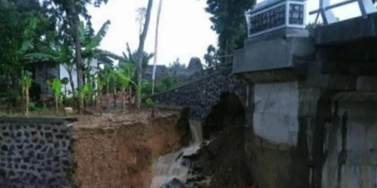 Baru Dibangun dengan Anggaran Rp2 M, Jembatan Pelemgede Pati Sudah Ambrol