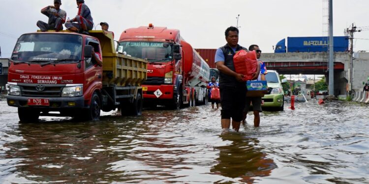 Kemacetan Akibat Banjir di Jalur Pantura Demak-Semarang Mulai Terurai
