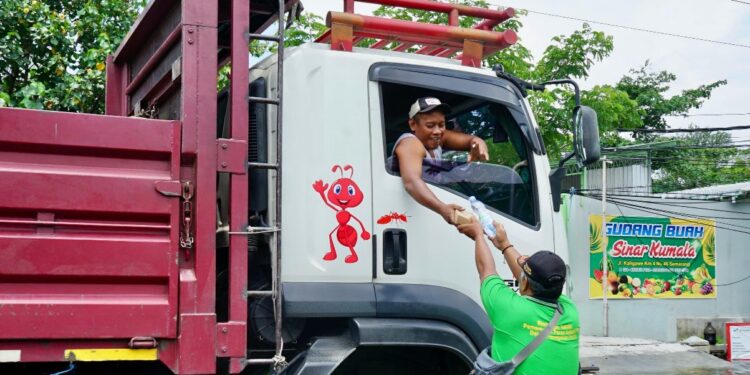 Dua Hari Terjebak Banjir, Sopir Truk Senang Dapat Makan dari Pemprov Jateng