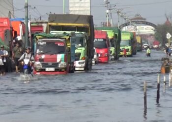 Hari Keempat, Banjir di Jalur Pantura Demak Belum Surut, Kemacetan Capai 3 Km