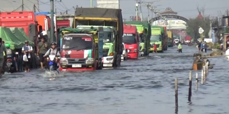 Hari Keempat, Banjir di Jalur Pantura Demak Belum Surut, Kemacetan Capai 3 Km