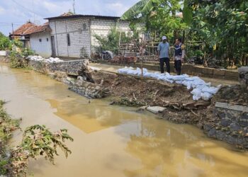 Polisi, TNI, dan Warga Ketitangwetan Pati Gotong Royong Bangun Tanggul Darurat