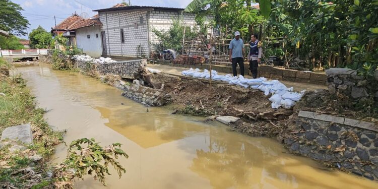 Polisi, TNI, dan Warga Ketitangwetan Pati Gotong Royong Bangun Tanggul Darurat