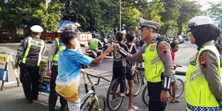 Aksi Polantas Jamin Kenyamanan Warga di CFD Simpang Lima Semarang