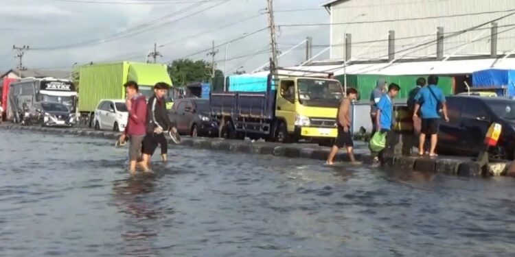 Hari Keenam Banjir Demak Belum Surut, Warga Mulai Keluhkan Gatal-Gatal