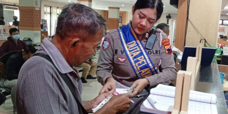 Warga Kini Bisa Urus STNK dan TNKB dalam 1 Loket di Samsat Semarang 1