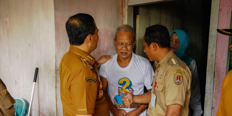 Tengok Korban Banjir di Genuk, Gubernur Luthfi Beri Bantuan Senilai Ratusan Juta