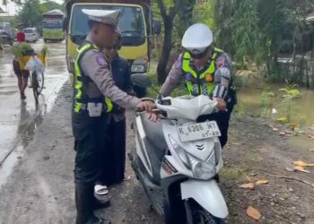 Nekat Terjang Banjir di Pantura Pati-Rembang, Motor Banyak yang Mogok