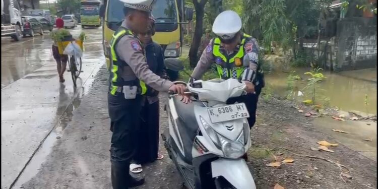 Nekat Terjang Banjir di Pantura Pati-Rembang, Motor Banyak yang Mogok