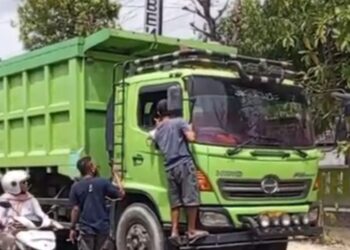 Geram Lalu Lalang Tanpa Henti, Warga Kayen Adang Truk Fuso Galian C