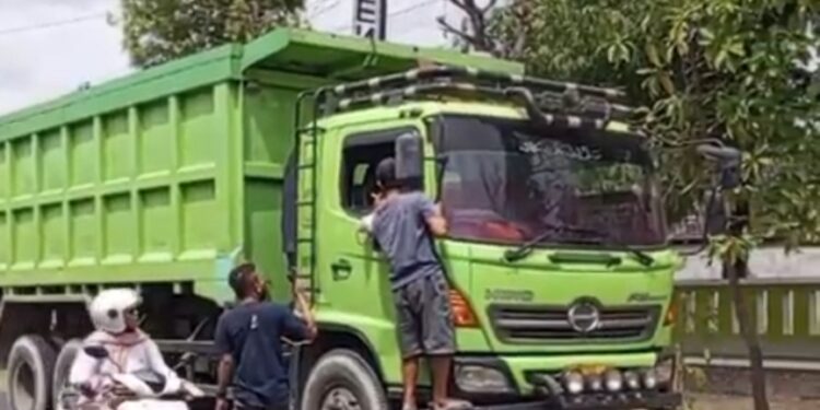 Geram Lalu Lalang Tanpa Henti, Warga Kayen Adang Truk Fuso Galian C