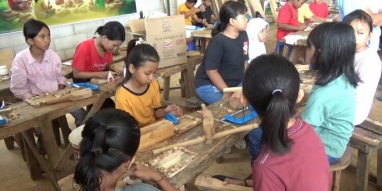 Kenalkan Ukir Sejak Dini, Bengkel Ukir di Jepara Ini Disulap jadi Tempat Belajar