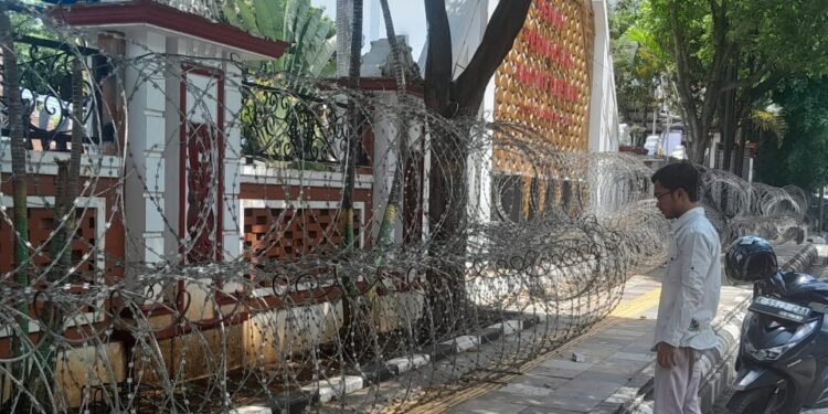 Polisi Pasang Kawat Berduri di Sekeliling Gedung DPRD Pati