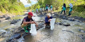Peringati Hari Santri dan Sumpah Pemuda, IJTI Muria Raya Tabur Benih Ikan di Sungai