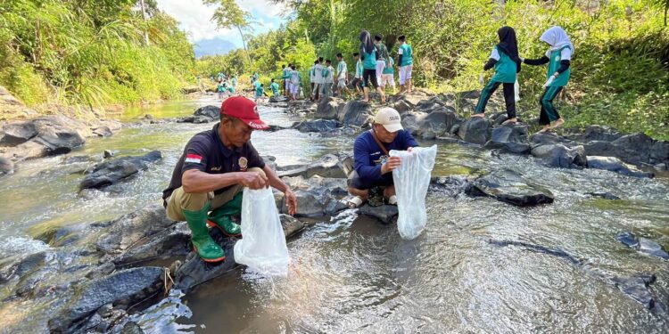 Peringati Hari Santri dan Sumpah Pemuda, IJTI Muria Raya Tabur Benih Ikan di Sungai