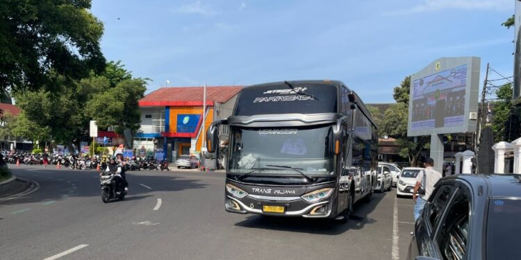 Puluhan Massa MPB Geruduk Polda Jateng, Tuntut Bebaskan Botok dan Teguh