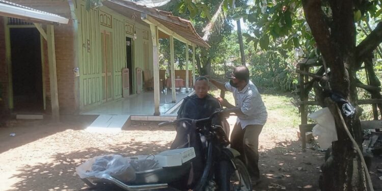 Potong Rambut Keliling di Dukuhseti Pati Ini Harganya Cuma Rp10 Ribu