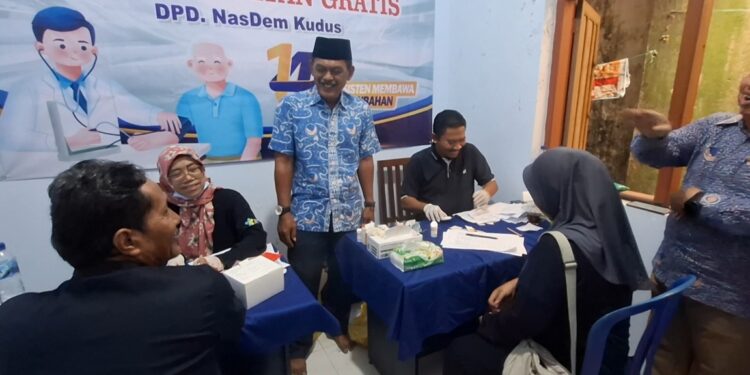 HUT ke-14, NasDem Kudus Gelar Cek Kesehatan Gratis dan Santuni Yatim Piatu