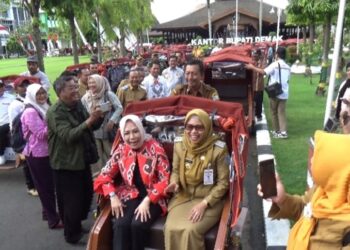100 Pengayuh Becak Lansia di Demak Terima Becak Listrik dari Presiden Prabowo