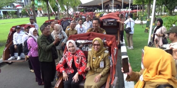 100 Pengayuh Becak Lansia di Demak Terima Becak Listrik dari Presiden Prabowo