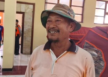 Momen Haru Lansia di Rembang Dapat Bantuan Becak Listrik dari Presiden Prabowo