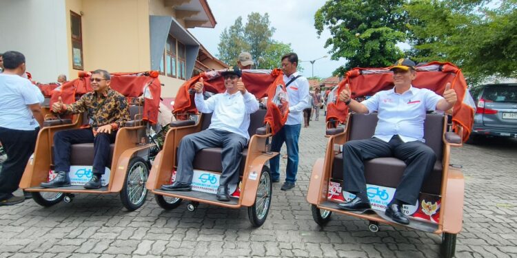 Presiden Salurkan 100 Becak Listrik di Rembang, Wujud Komitmen Pengentasan Kemiskinan
