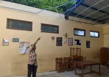 Atap Sekolah di Kudus Rusak Disapu Angin Kencang saat KBM, Dua Siswa Luka