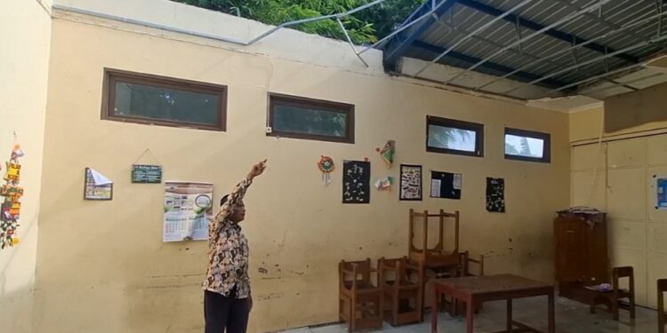 Atap Sekolah di Kudus Rusak Disapu Angin Kencang saat KBM, Dua Siswa Luka