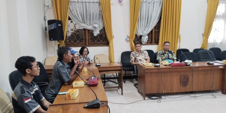 Warga Adukan Dugaan Korupsi Kades Dengkek ke DPRD Pati