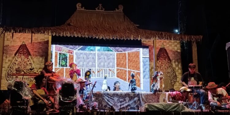 Pesan Ekologi dalam Pagelaran Wayang Sampah di Festival Berkat Bandeng